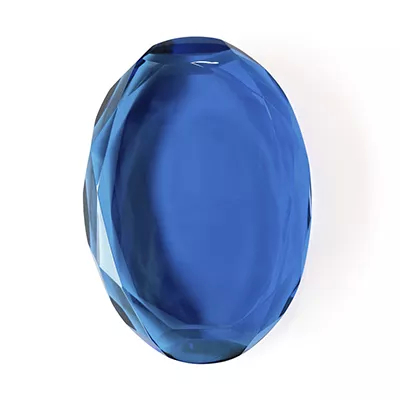 Close-up Gem Blue: a faceted blue gemstone with an intense shine and sharp reflections, on a white background.