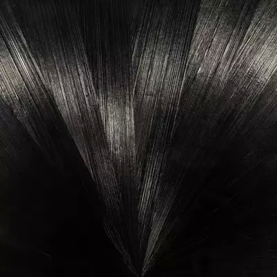 Close-up Straw Marquetry Black: black surface with a radial pattern of fine, shiny lines, creating a fan or starburst effect. The texture suggests a delicate and handcrafted material.