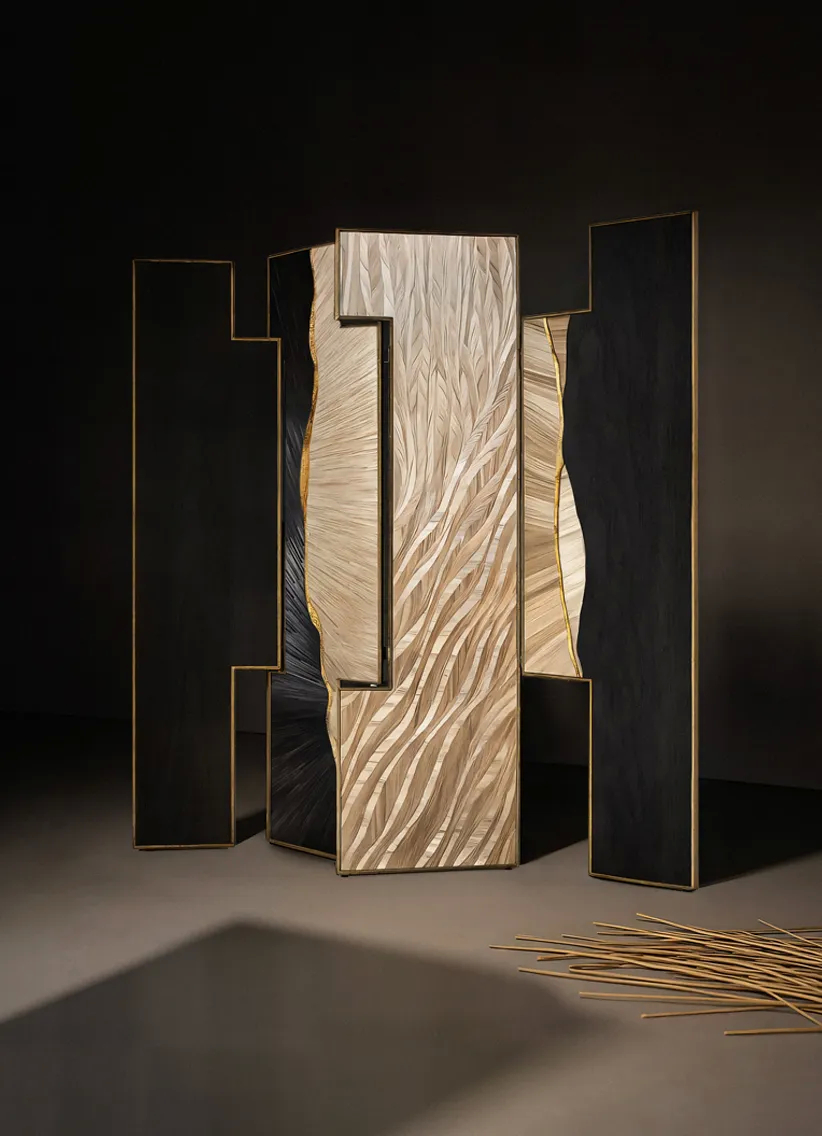 Mirage Floor Screen by KOKET – A bold, sculptural piece with luxurious straw marquetry and black lacquered panels.