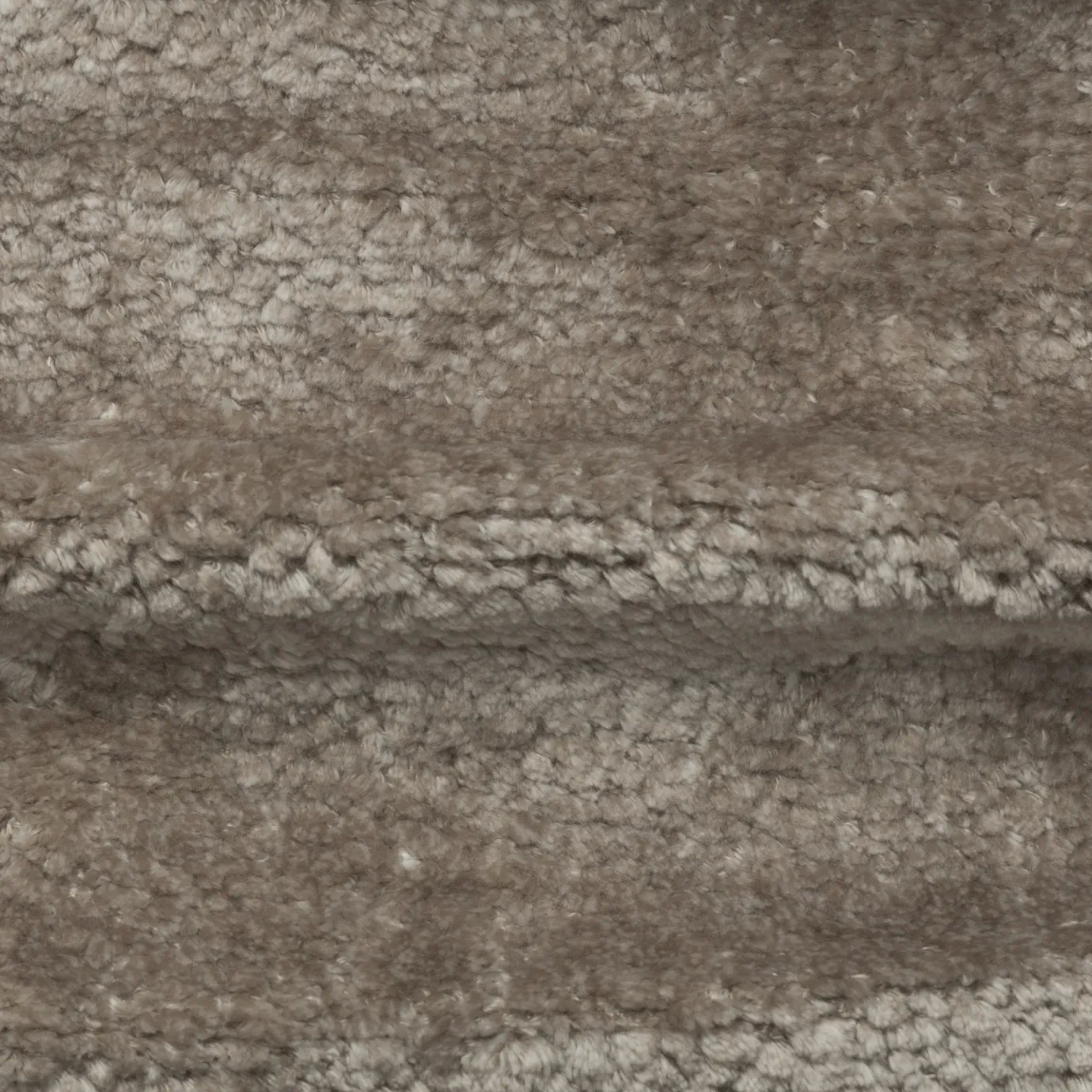 Consulta executada com êxito  Close-up of Belle Greige Lush Velvet Fabric, showcasing its soft, textured surface and elegant greige tone.